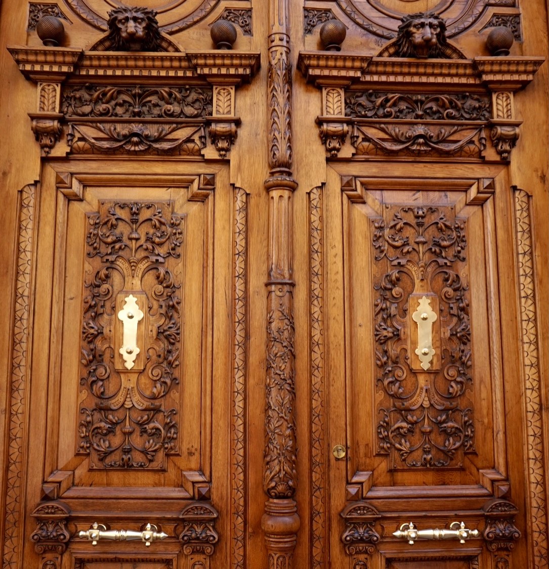 Solve Carved doors . . jigsaw puzzle online with 36 pieces