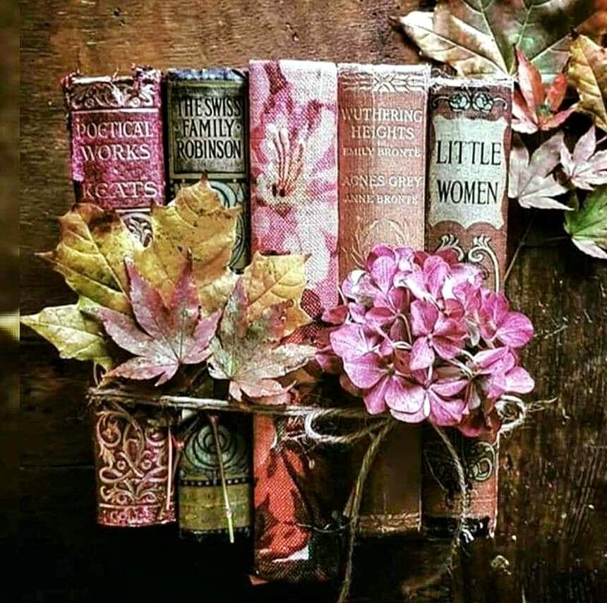 Solve old books jigsaw puzzle online with 64 pieces