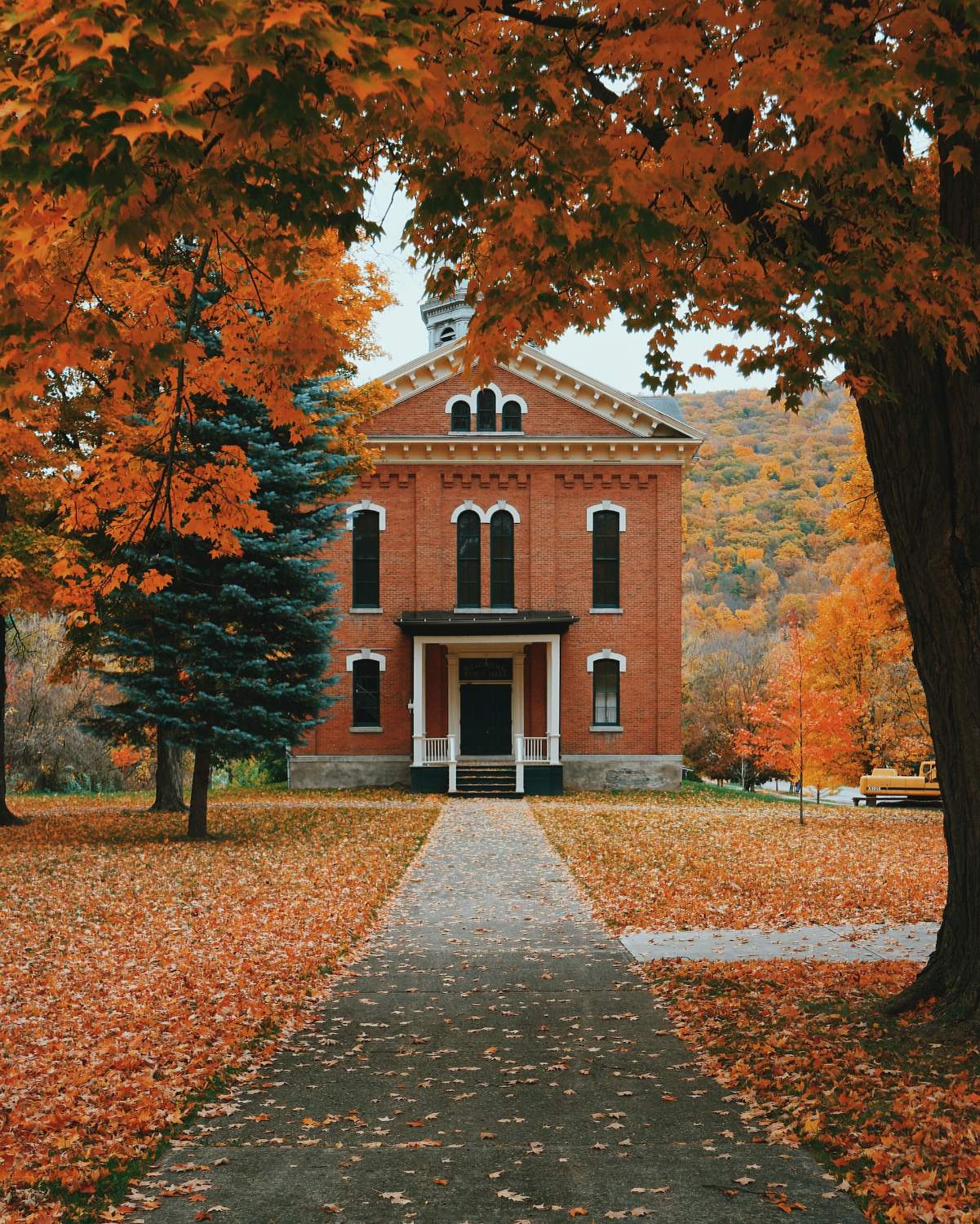Solve Naples Memorial Town Hall Naples, New York jigsaw puzzle online