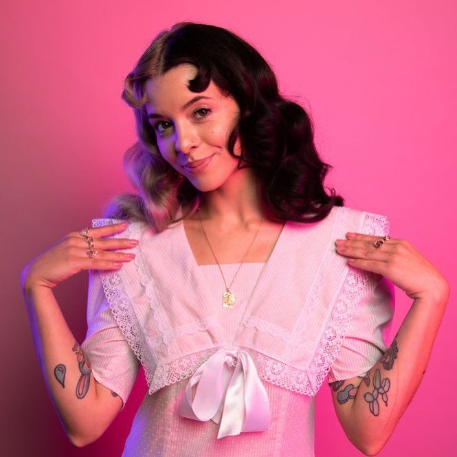Solve Melanie Martinez jigsaw puzzle online with 25 pieces