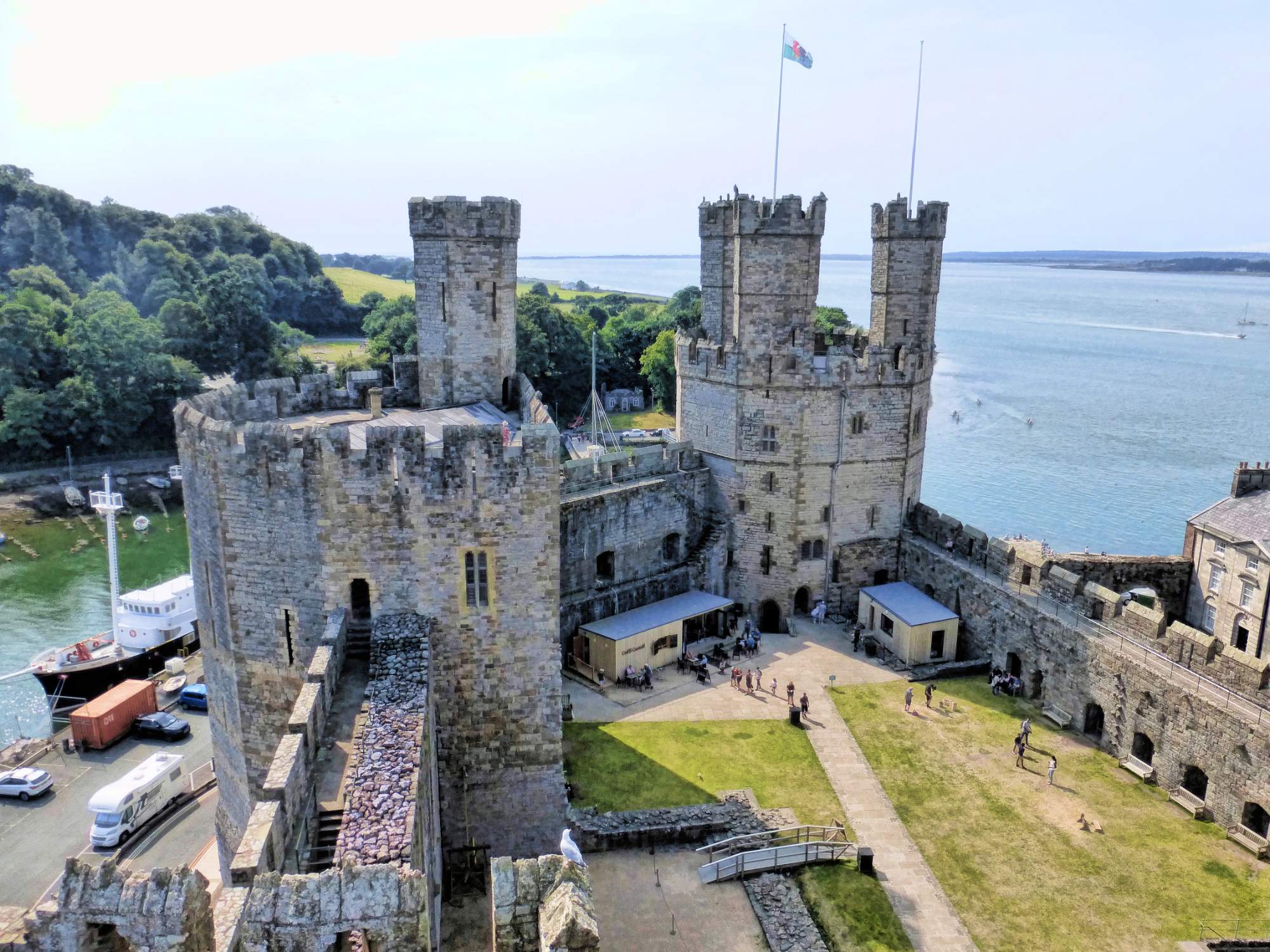 Solve Carnarvon, N Wales jigsaw puzzle online with 266 pieces