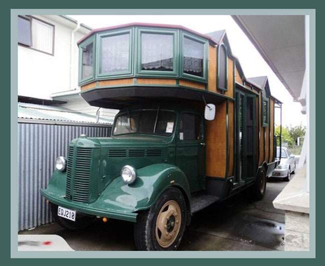 Solve alternative camping jigsaw puzzle online with 80 pieces