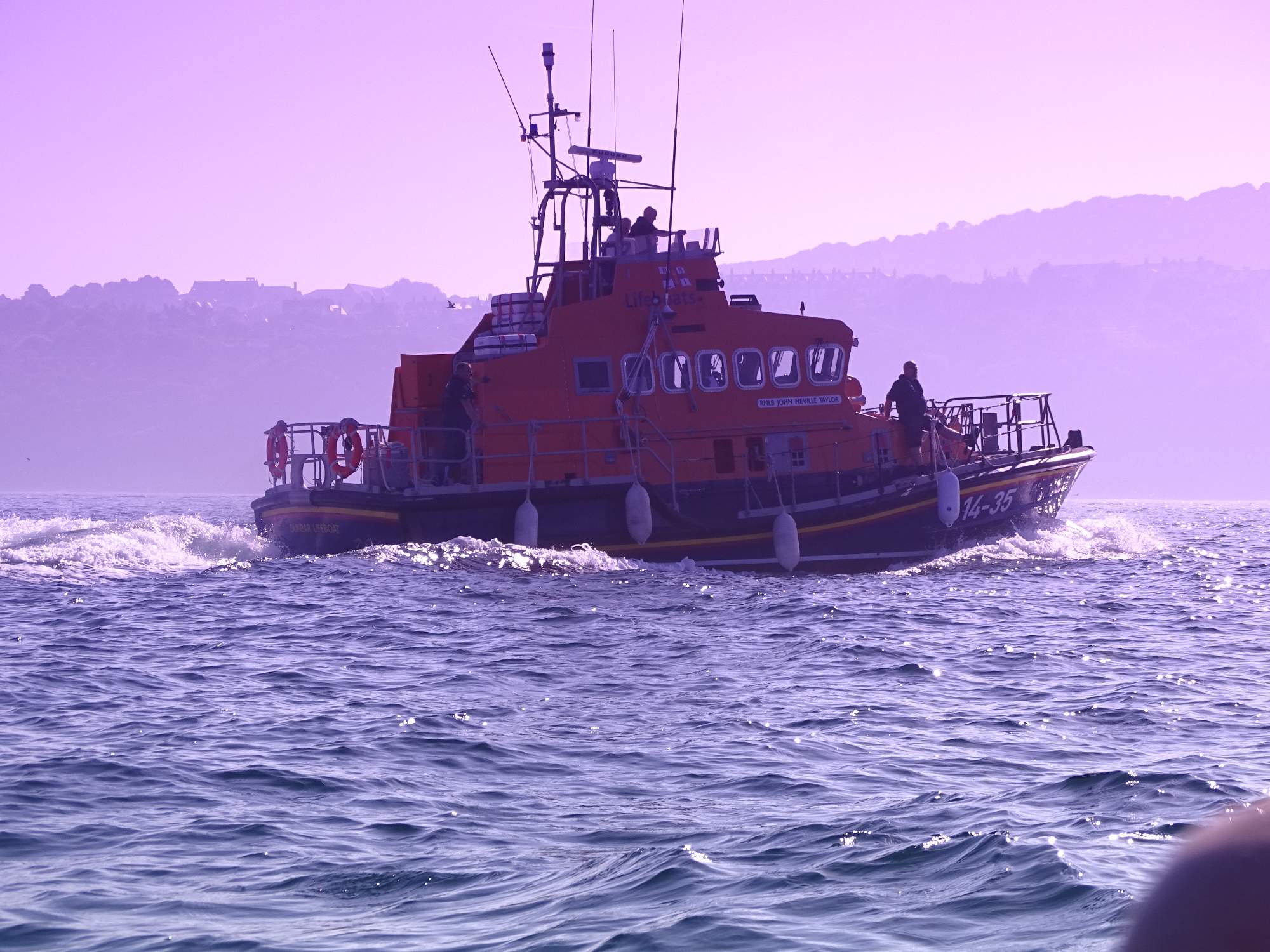 Solve lifeboat jigsaw puzzle online with 594 pieces